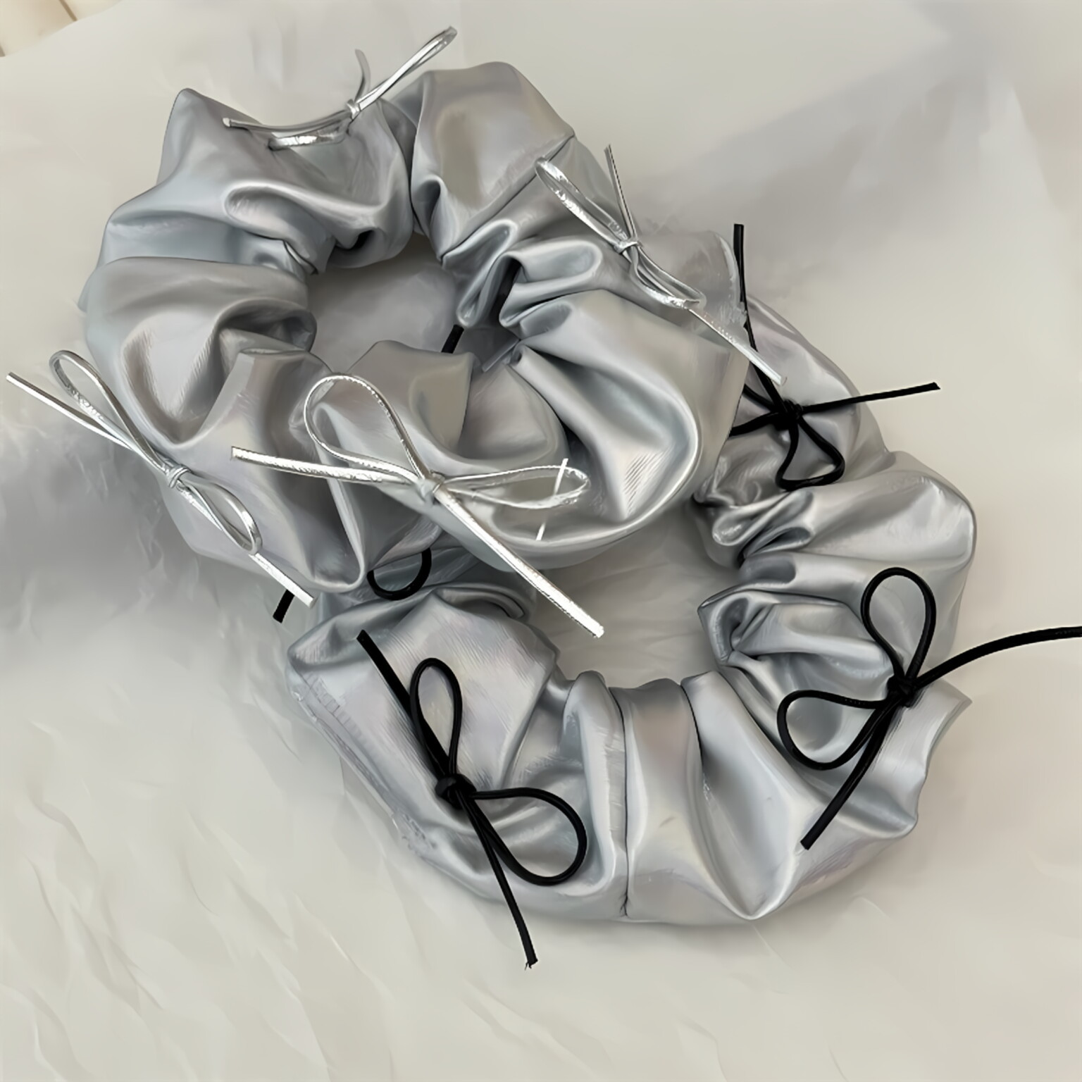 Leatherwork Pony - Fiocco in ecopelle argento Scrunchies oversize
